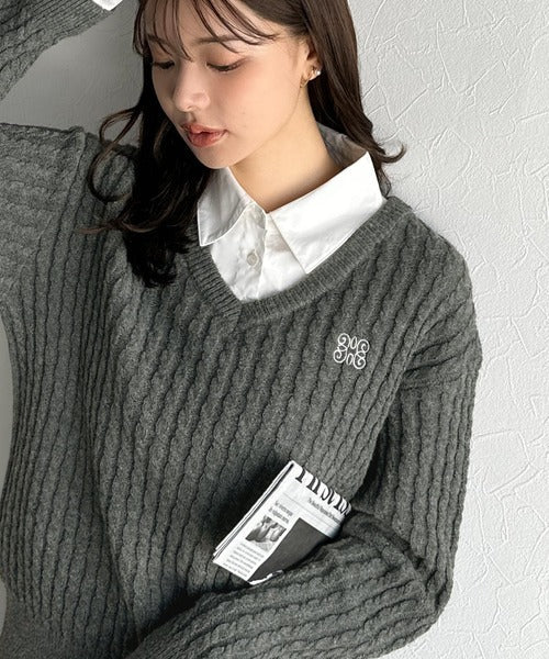 【mily bilet】一枚着るだけで、重ね着風。シャツレイヤード風ロゴ刺繍リブニットプルオーバー（長袖） mi1029172