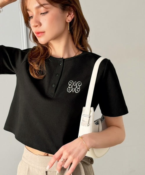 【mily bilet】シンプルを可愛く、今っぽく♪ロゴ刺繍ヘンリーネッククロップドテレコリブ半袖カットソー（ショート丈） mi0789014