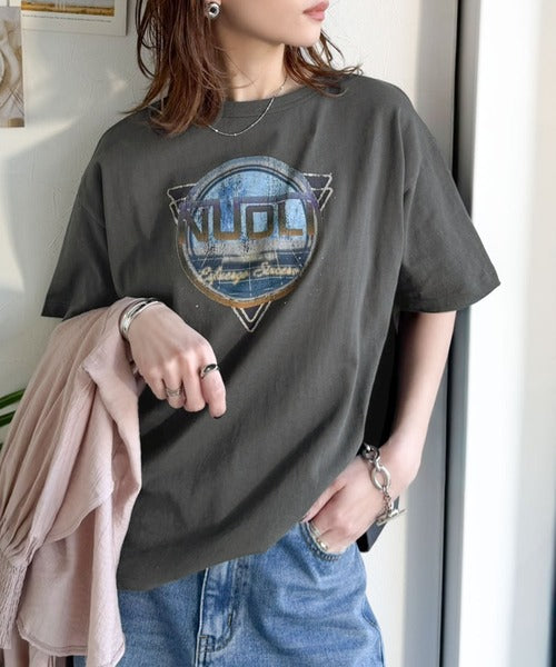 《JaVaジャバコラボ》遊びと余裕をこの1枚で。コットン100％コンパクトグラフィックロゴTEE（半袖） jv1050367