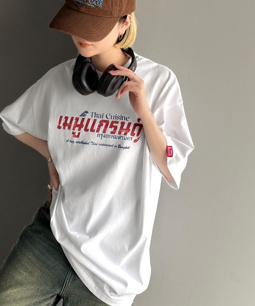 《JaVaジャバコラボ》お洒落見え確定。綿100％タイ料理メニュー風プリントルーズフィットTシャツ(オーバーサイズ) jv1029127