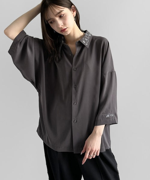 「雰囲気アガる。」衿刺繍ドレープドルマンシャツ／Embroidered Collar Draped Dolman Shirt co1010004