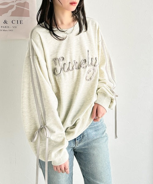 【mily bilet】気分上がるサテンリボンロゴが可愛い。サイドシャーリングサテンリボン使いスウェットトップス(長袖) mi1359009