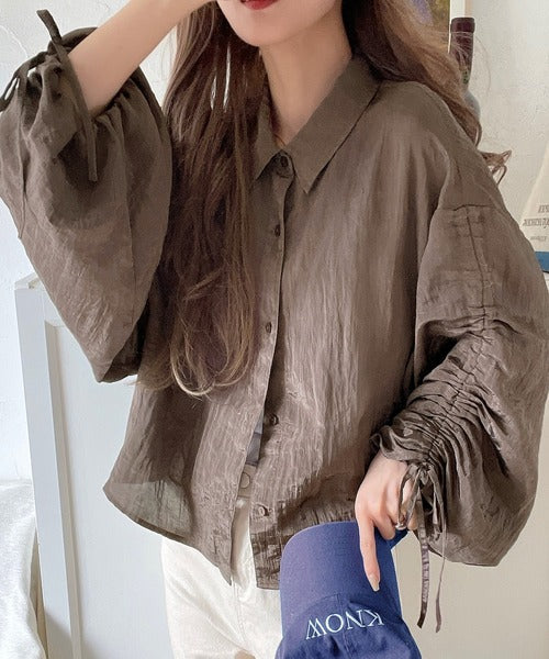 上品な抜け感と自由なアレンジ叶う。2wayカラー袖シャーリングシアー素材シャツブラウス（長袖） ce1010342