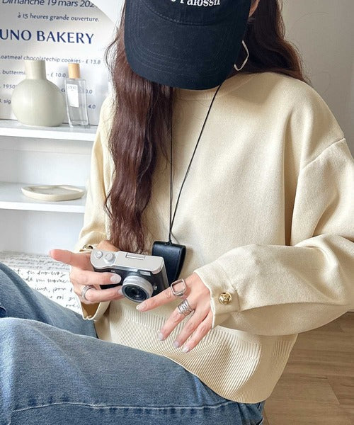 ゆったりなのに上品でキチンと見え。ミラノリブ袖先ゴールドボタンプルオーバー ce1050331