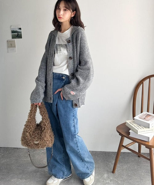 【mily bilet】ふわふわ感と高級感で、季節のおしゃれを格上げ。ロゴプレート使いプードルファーラウンドバッグ mi1179060