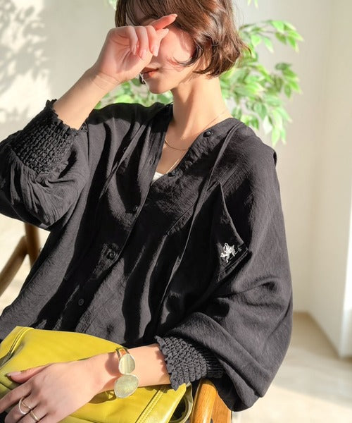 【接触冷感機能付き】冷感＆シアー素材で涼しく彩る。胸刺繍フード付きシアーシャツ（長袖） ce1070209