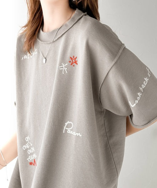 後ろ姿までぬかりなくオシャレにキマる。ランダム刺繍裏毛ハーフスリーブTシャツ ce1260260