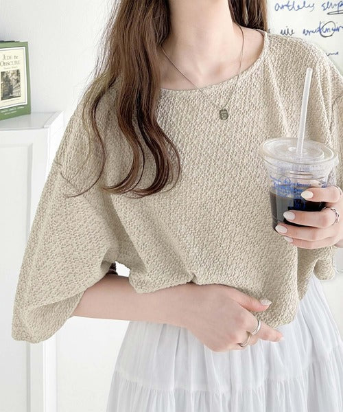 凸凹としたデザインが特別な雰囲気を纏う。シャーリング半袖Tシャツ ce1260258