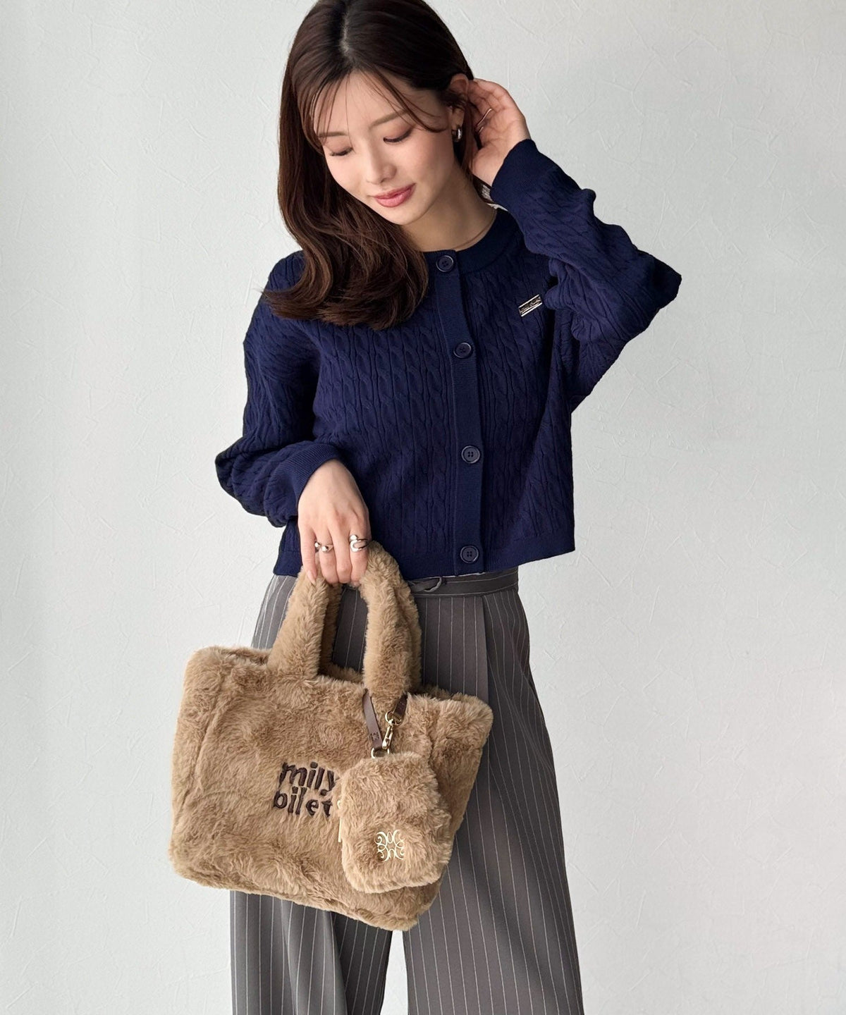 【mily bilet】ふわふわのファーで魅了する。ミニポーチ付きロゴ刺繍ファーショルダーバッグ mi1159036