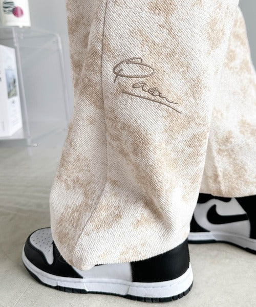 着こなしの主役になる存在感。刺繍入りプリント裏毛イージーパンツ(セットアップ可能) ce1260224