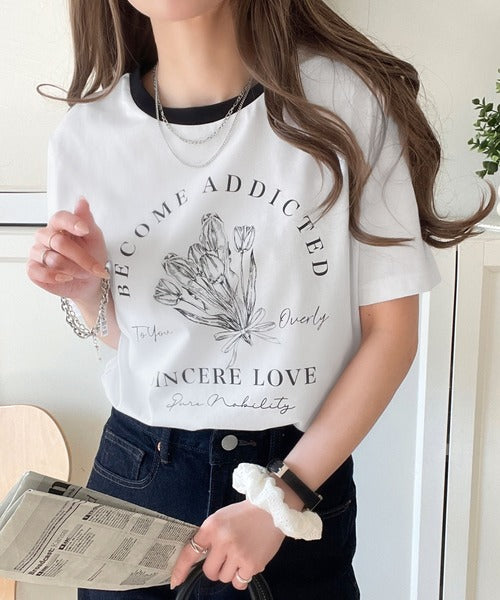 トレンドのディテールが魅力。シルケットフラワーカーブロゴリンガー半袖Tシャツ ce1020196