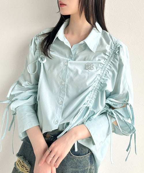 【mily bilet】大人カジュアルに高級感をプラス。ロゴブローチ付きドロストリボンビッグシャツ(長袖) mi1019076