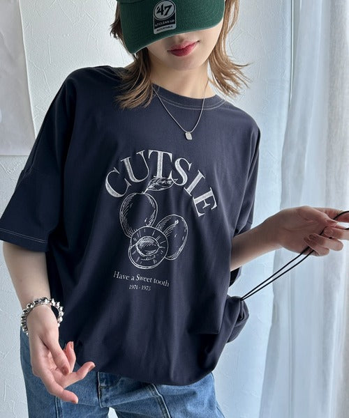 毎日のスタイルを楽しく彩る。前後2way裾ドロストフルーツグラフィックTシャツ ce1050269