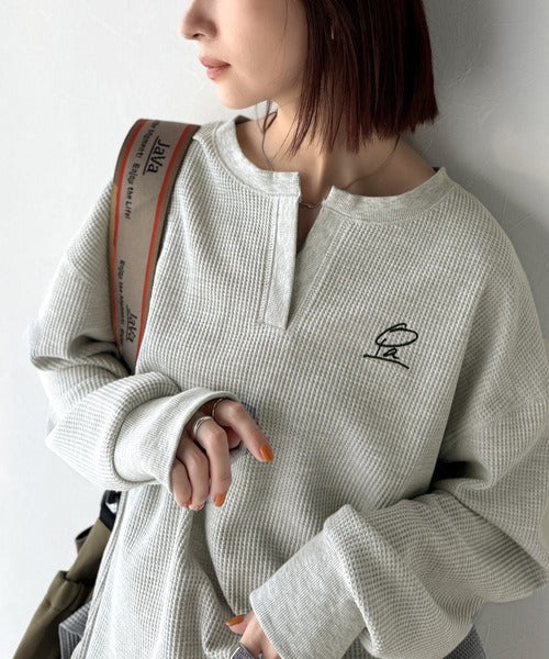 洒落感アップのこなれT。胸刺繍ワッフルオーバーサイズキーネックロンT（長袖） ce1260496