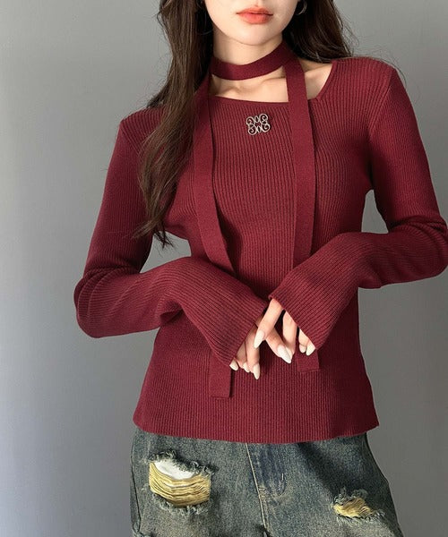 【mily bilet】女性らしさを格上げ。ブローチ付きアシメトリーネックオフショルマルチウェイチョーカー付きニットプルオーバー mi1029085