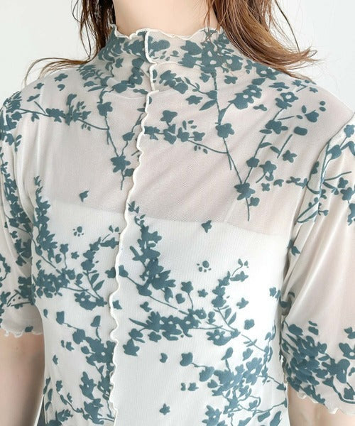 シンプルコーデに華やかさを添える。花柄フロッキーシアーハイネック半袖プルオーバー ce1010314