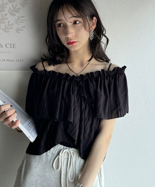 大人ガーリーに見せる。2wayオフショルフリルデザインシアーブラウス ce1070139