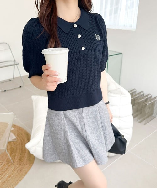 【mily bilet】きちんと上品大人キュート。胸刺繍ケーブルニットパフスリーブポロシャツ(半袖) mi1029096