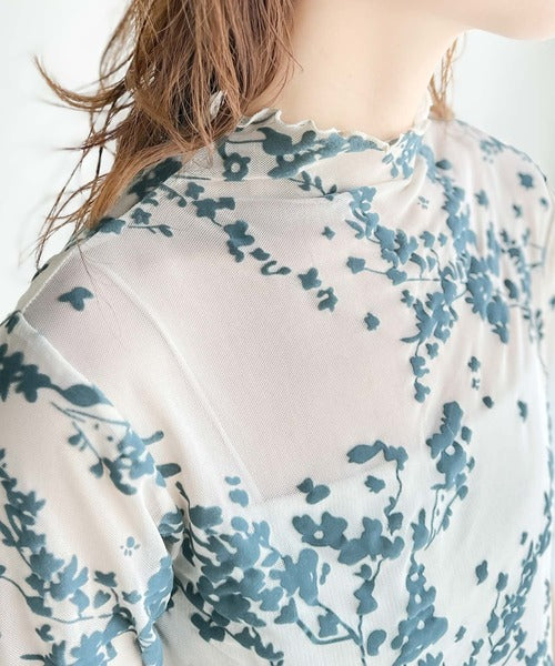 シンプルコーデに華やかさを添える。花柄フロッキーシアーハイネック半袖プルオーバー ce1010314