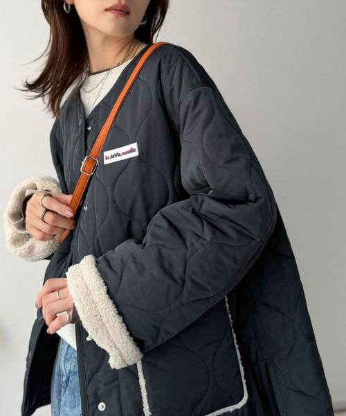 《JaVaジャバコラボ》袖もこにきゅんっ♪異素材で魅せる袖ボアキルティングコート（ミドル丈） jv1240137