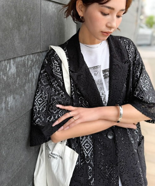 繊細なレースがつくる、大人のための“雰囲気服”。ポケットつきパネルレーステーラードジャケット（半袖） ce1010608