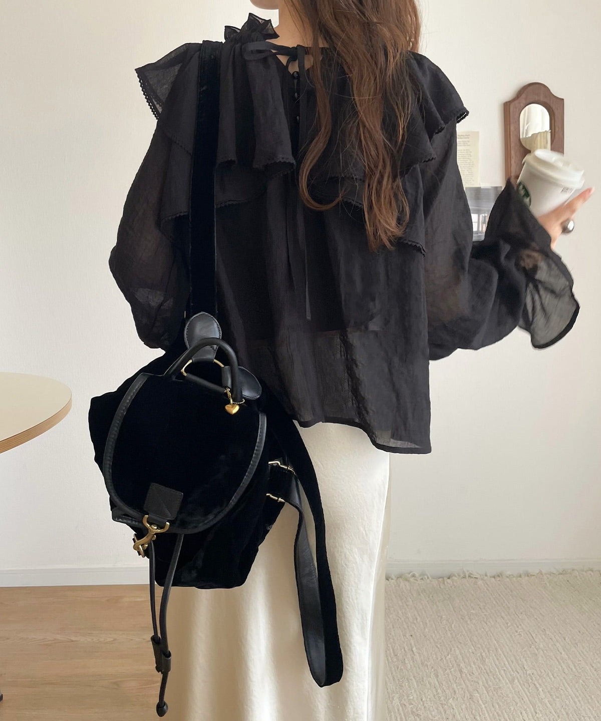 【mily bilet】ふんわりシルエットが魅せる、上品フェミニンスタイル。前後2WAYピコレース使いフリル襟コットンボイルブラウス mi1019099