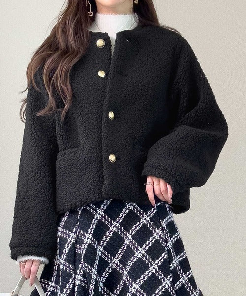 【mily bilet】リッチ感漂うゴールド釦×ふんわりボアで、羽織るだけで華やかに。エンブレムボタン使いボアジャケット mi1329051