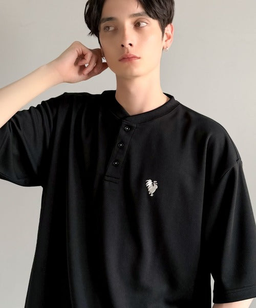 「大人びた遊び心。」刺繍入りハイクオリティダブルフェイス素材バンドカラーポロシャツ／Embroidered High-Quality Double Face Band Collar Polo co1150027