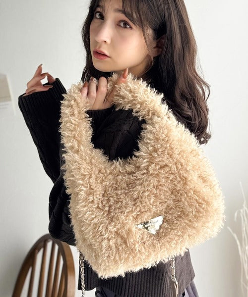【mily bilet】ふわふわ感と高級感で、季節のおしゃれを格上げ。ロゴプレート使いプードルファーラウンドバッグ mi1179060
