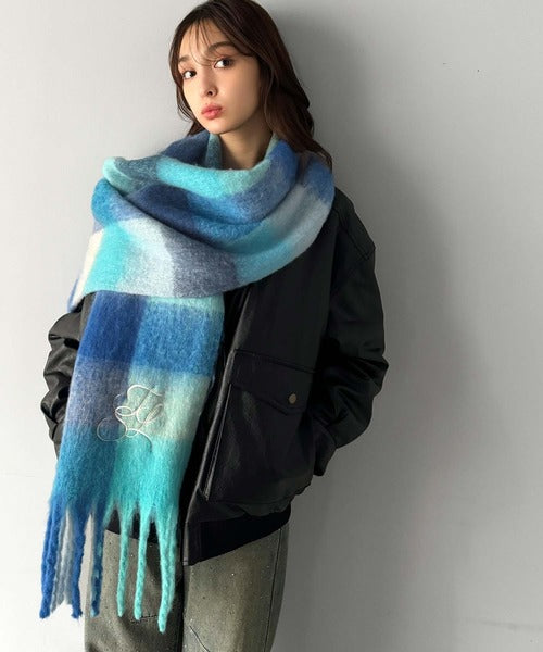 冬の愛されアイテム。ロゴ刺繍入り大判フリンジマフラー ce1010368