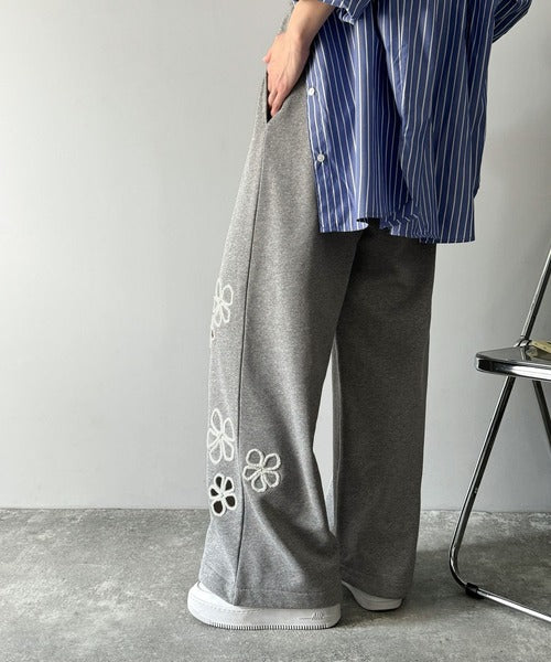 大人の遊び心が光る。フラワーサガラ刺繍くり抜き裏毛スウェットワイドパンツ ce1260424