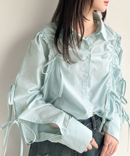 【mily bilet】大人カジュアルに高級感をプラス。ロゴブローチ付きドロストリボンビッグシャツ(長袖) mi1019076
