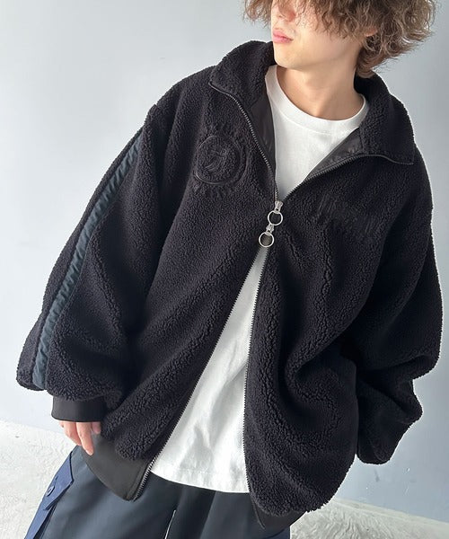 《Javaジャバコラボ》スポーティな印象を放つ。サイドライン胸刺繍ボリュームダブルジップボアブルゾン jv1019048