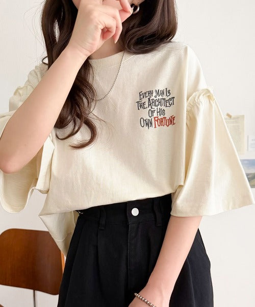 ほどよい甘さと抜け感を。大人かわいい綿100%袖フリル胸刺繍トップス(半袖) ce1020338