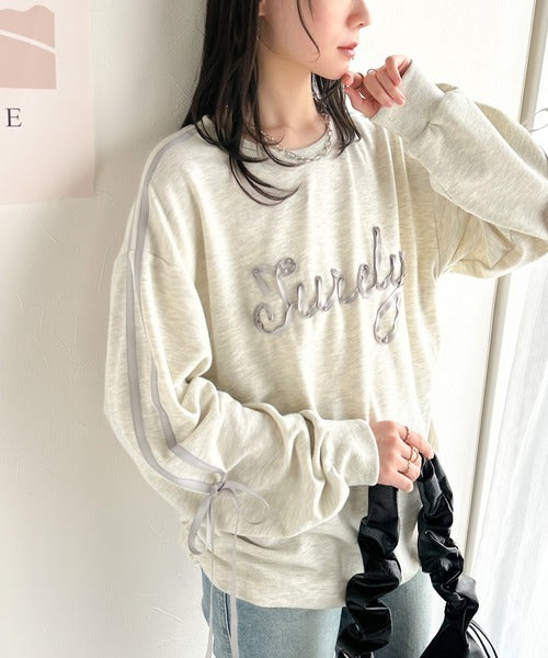 【mily bilet】気分上がるサテンリボンロゴが可愛い。サイドシャーリングサテンリボン使いスウェットトップス(長袖) mi1359009