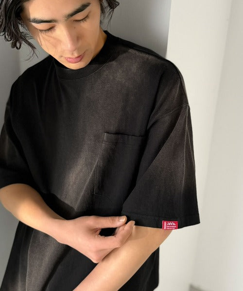 《JaVaジャバコラボ》唯一無二のヴィンテージ感。オーバーサイズシルエットのスプレーダイポケットTシャツ（半袖） jv1020359