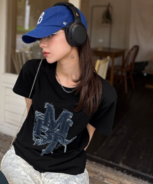 【mily bilet】遊び心を忍ばせておしゃれを一新。デニムフリンジワッペン使いTシャツ mi1329037