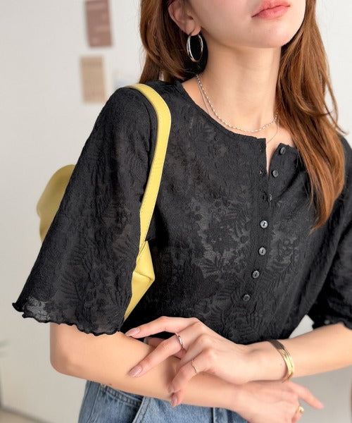 シアー花柄ジャガードで魅せる大人のこなれ感。総柄シアーヘンリートップス ce1010637