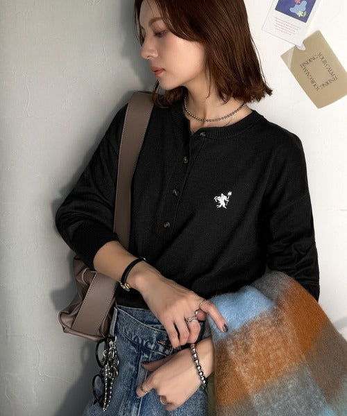《Javaジャバコラボ》顔周りスッキリ&胸元刺繍で映える♪配色刺繍ヘンリーネックニット jv1240110