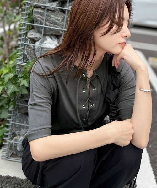 《JaVaジャバコラボ》胸元ひとくせ、抜け感ひとさじ。綿100％ バックロゴプリント 胸元レースアップTシャツ(半袖) jv1260458