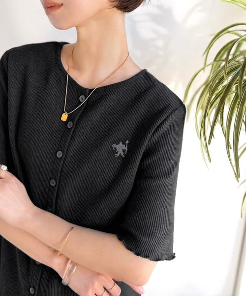 小さめ刺繍の上品さで、ラフなのにきれい見え。胸刺繍メロウワッフルカーディガン（半袖） ce1110192