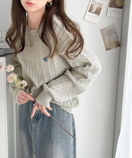 レトロ上品なトラッドテイスト。ワンポイント胸刺繍ケーブルニットプルオーバー ce1050238