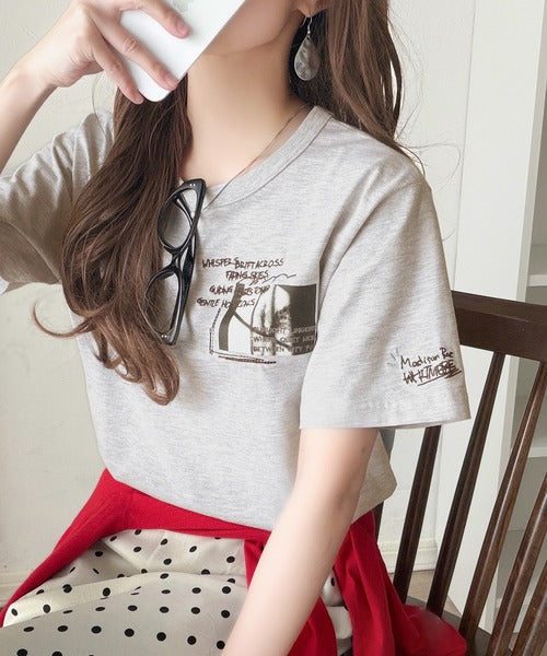 ラフでも品格、シンプルでも存在感。オーガニックコットン混 綿100％ グラフィック飛び刺繍フォトTシャツ（半袖） ce1260537