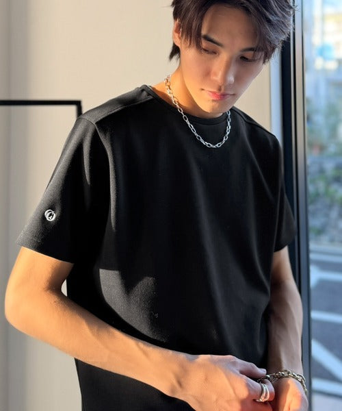 【接触冷感機能付き】肩切り替え袖刺繍ショート丈ダンボール素材Tシャツ／Shoulder Panel Cropped Double-Knit T-Shirt co1010055