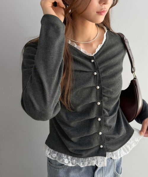 【mily bilet】レース×ギャザー×パールボタンで甘さをぎゅっと。テレコレース前立てトップス（長袖） mi1359077