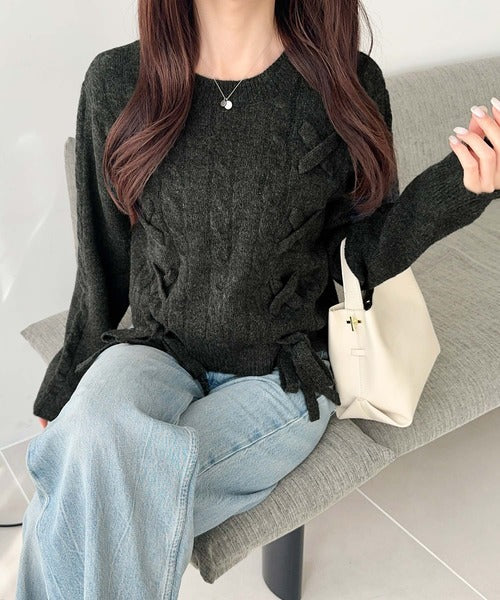 【mily bilet】前も後ろも可愛く映える、大人フェミニン。前後２WAYリボン使いケーブルニット mi1329039