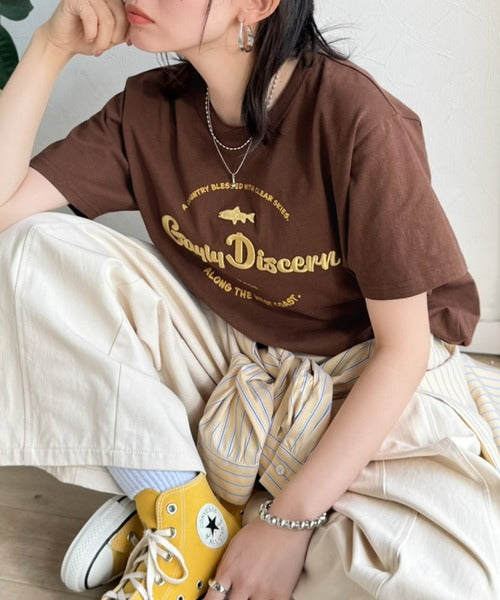 《JaVaジャバコラボ》刺繍とプリントが織りなす唯一無二のデザイン。綿100％おさかな刺繍Tシャツ jv1050359