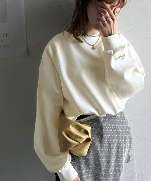 トレンド感と遊び心をプラス。袖口ワンポイント刺繍アシメファスナーラウンドネックロンT（長袖） ce1265003