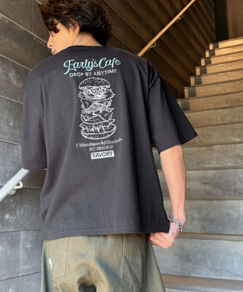 《JaVaジャバコラボ》遊び心のあるカフェロゴが映えるバックプリントT。刺繍使いハンバーガーデザインTシャツ jo1320016