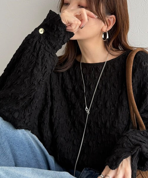 甘さは素材に、こなれ感はシルエットに。シャーリングジャガード素材ボリュームスリーブ袖ボタン使いコクーンシルエットプルオーバー（長袖） ce1050410